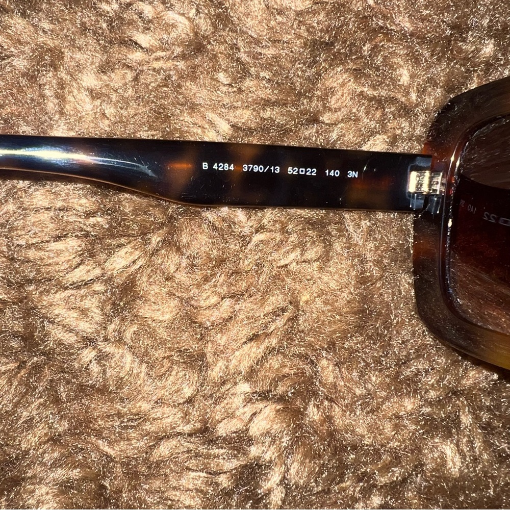 BURBERRY: Over square sunglasses - Picture 4 of 6